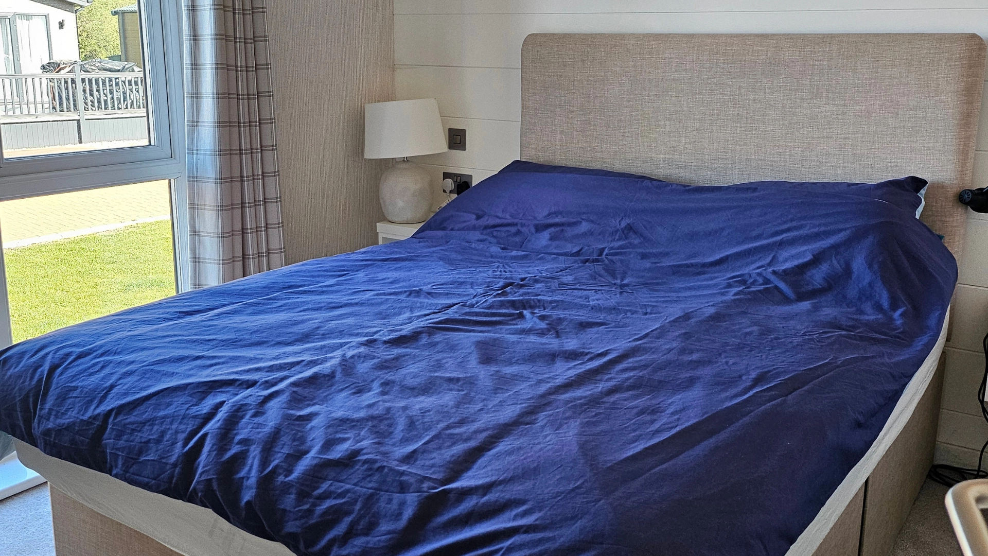 app-caravan-sales-omar-alderney-lodge-private-sale-double-bedroom-1