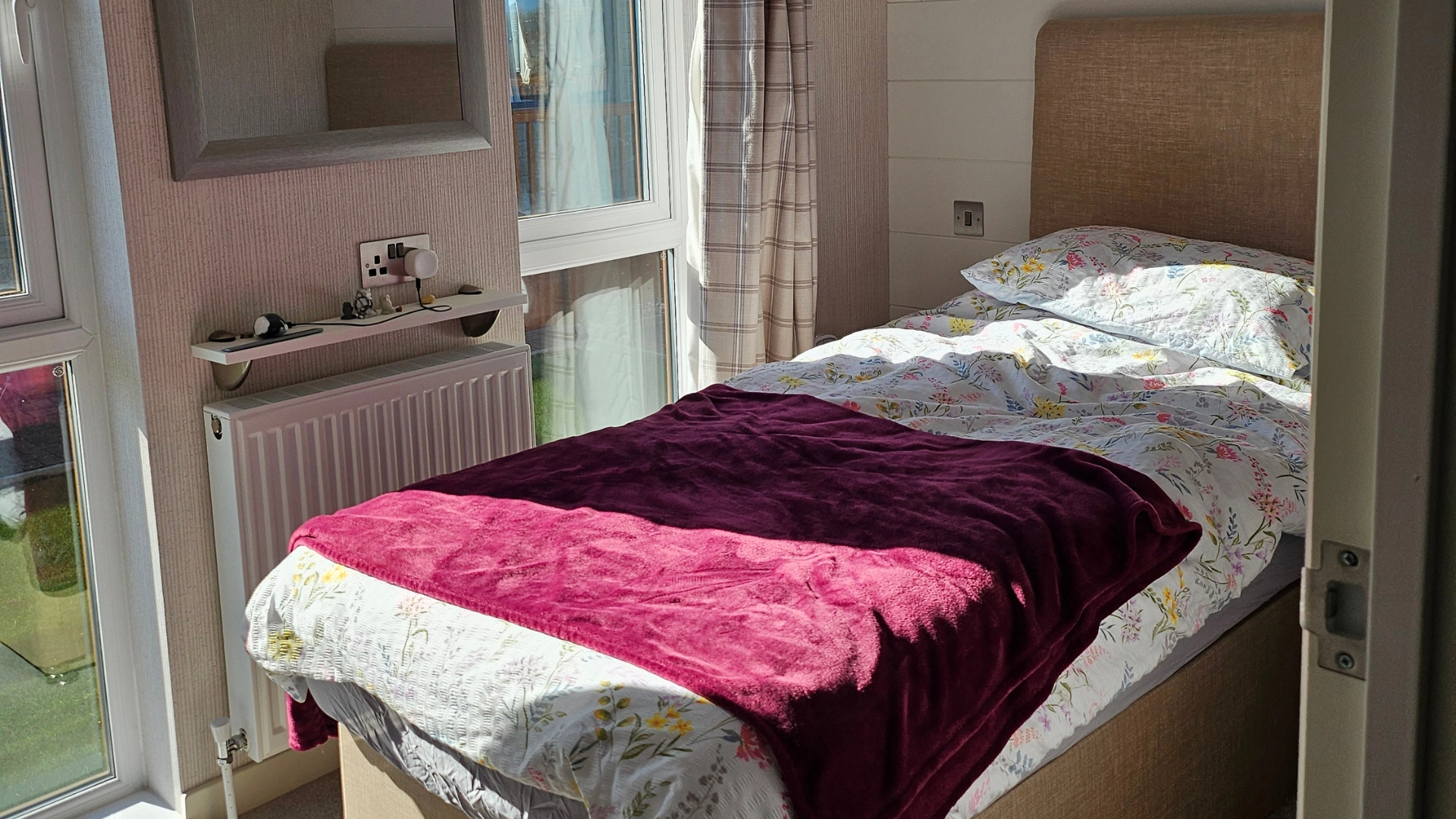 app-caravan-sales-omar-alderney-lodge-private-sale-twin-bedroom-one-3