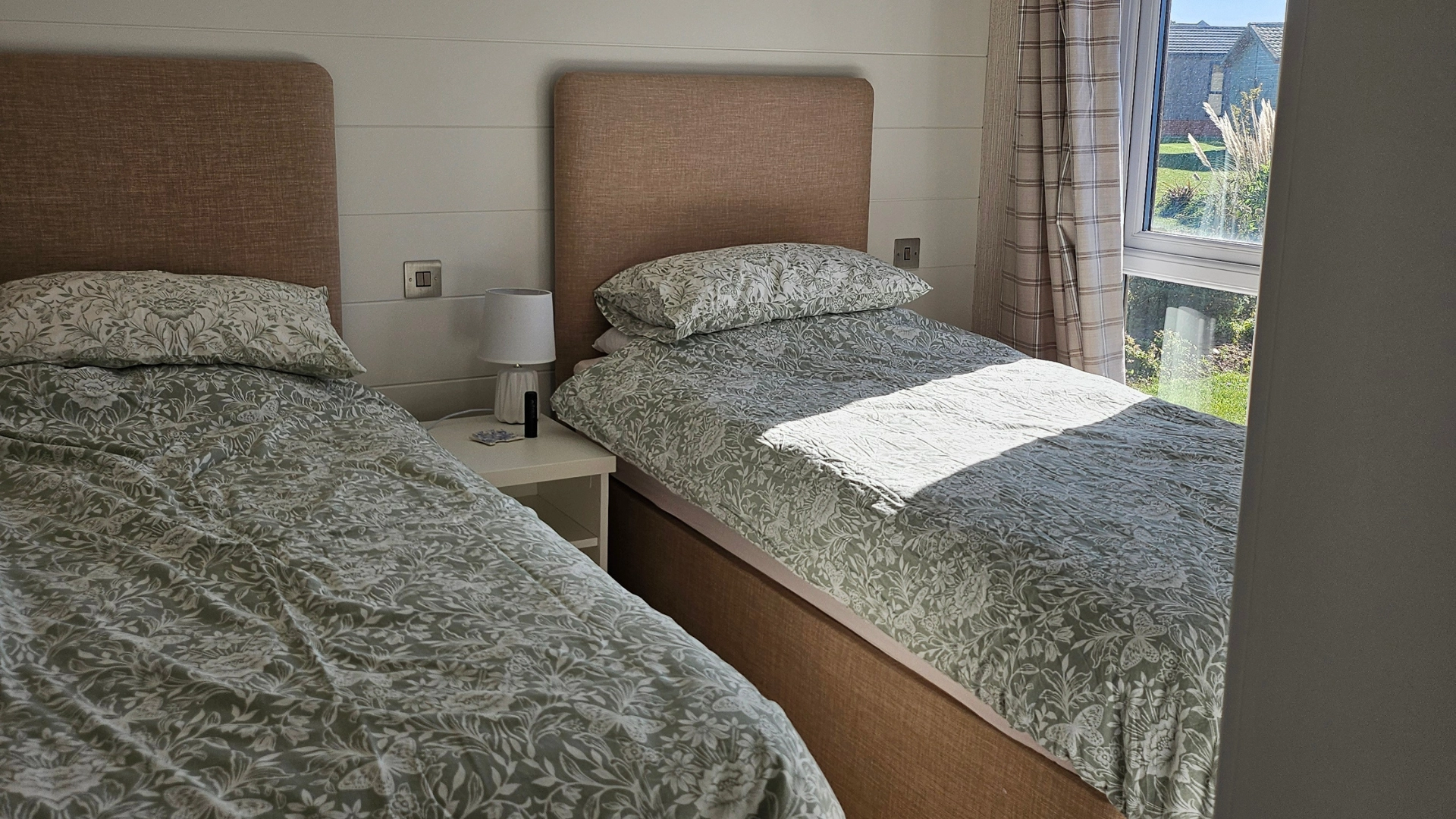 app-caravan-sales-omar-alderney-lodge-private-sale-twin-bedroom-two-1