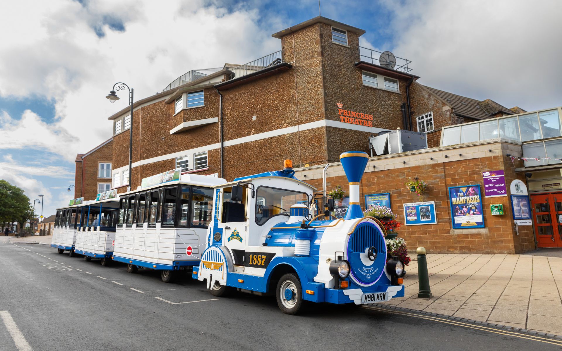 Searles Leisure Resort Land Train Princess Theatre Lifestyle