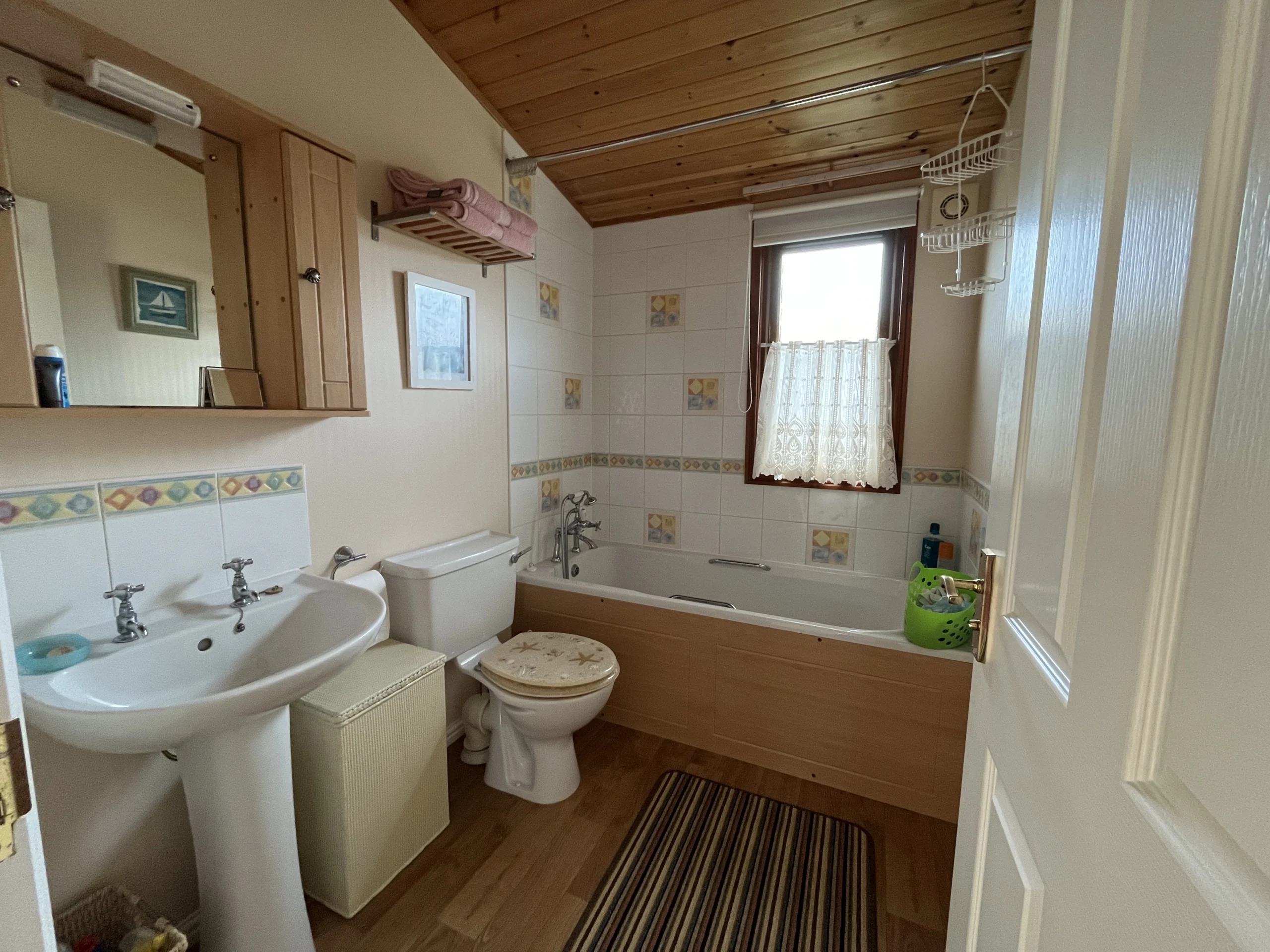 OMAR KINGFISHER LODGE BATHROOM, HUNSTANTON NORFOLK