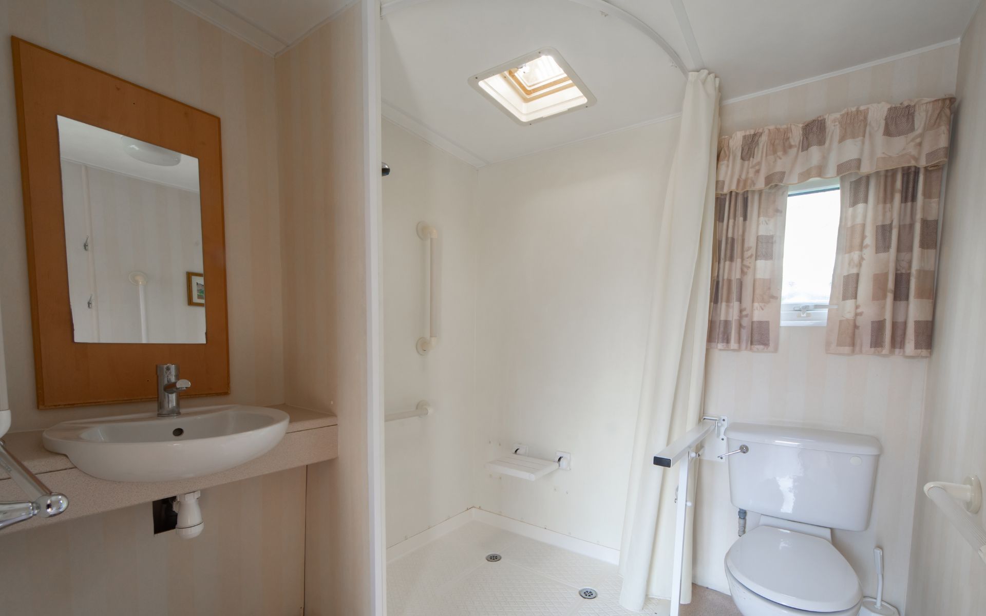 Easy Access Classic Rio Pemberton Twin Bathroom