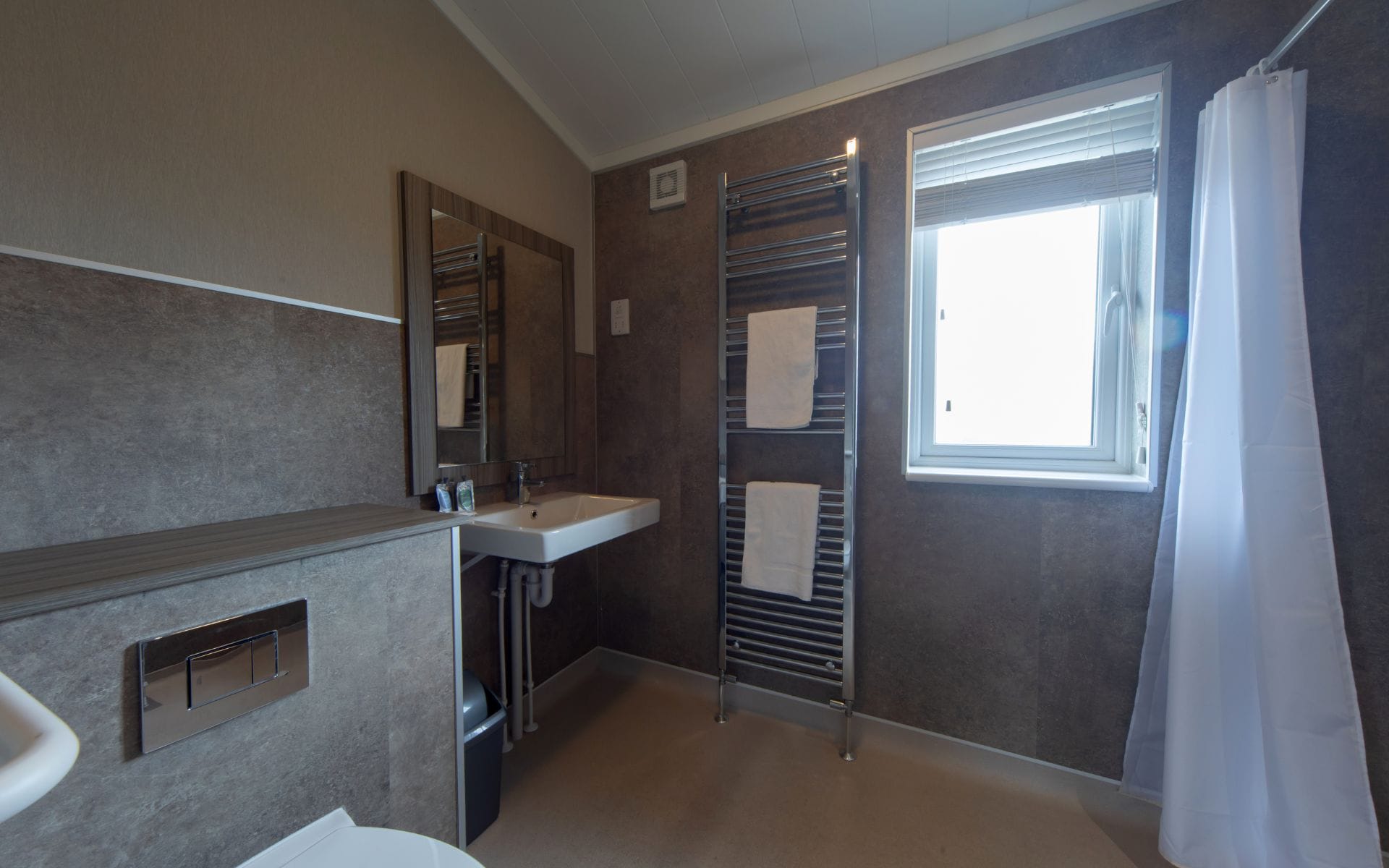 Easy Access Dog Friendly Balmoral Lodge Wet Room
