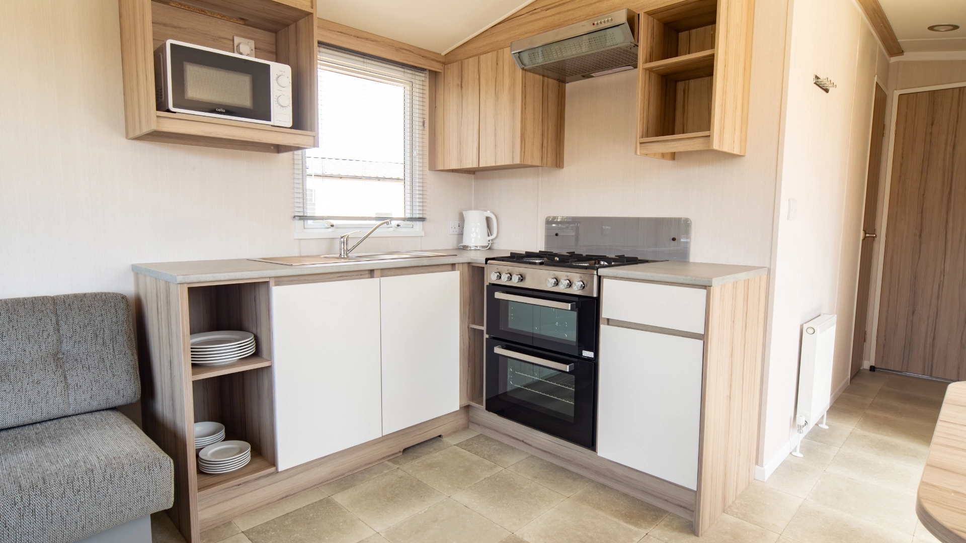 web-accommodation-classic-royan-holiday-home-kitchen-oven-work-surface