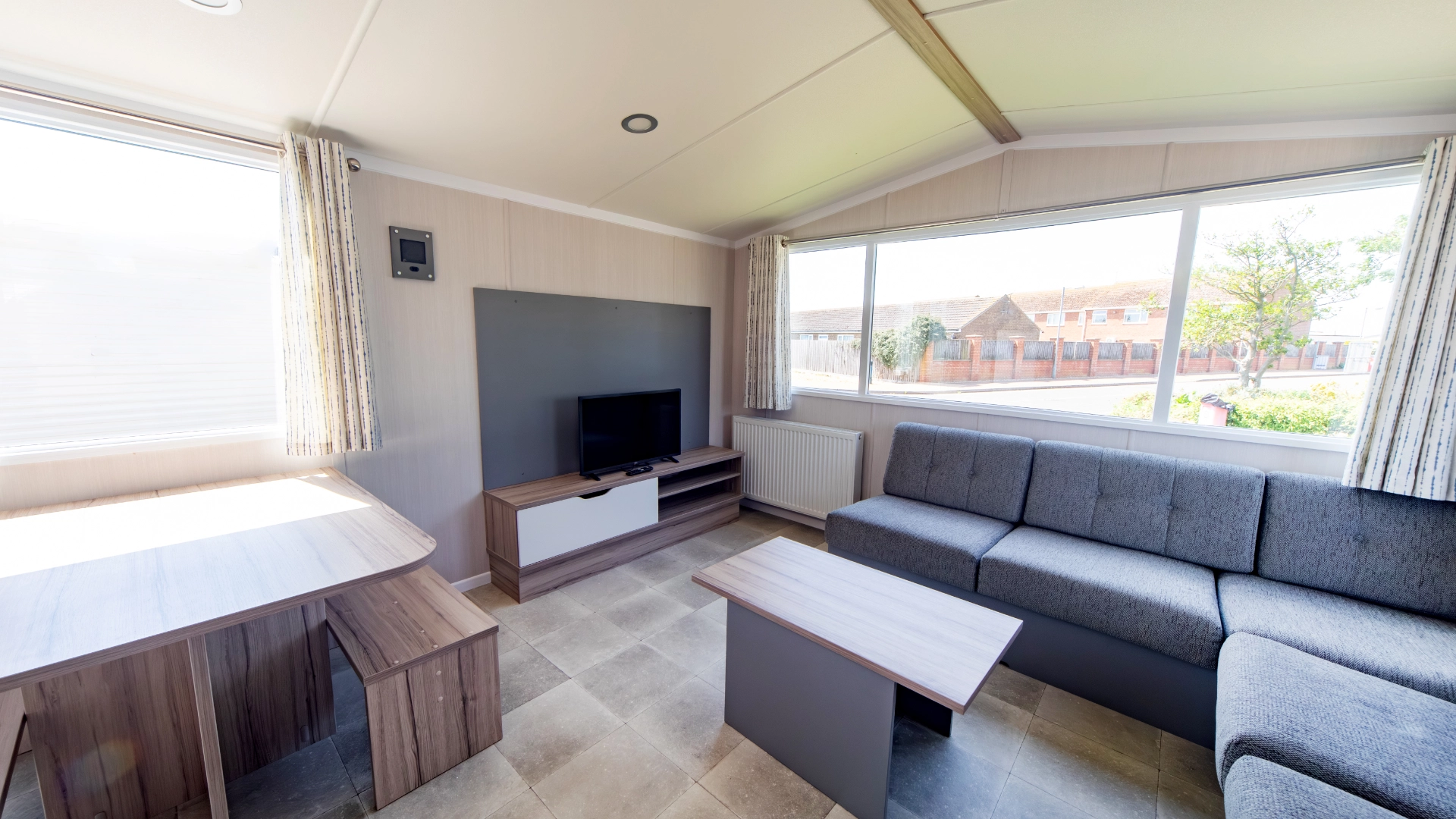 web-accommodation-classic-royan-holiday-home-living-area-tv