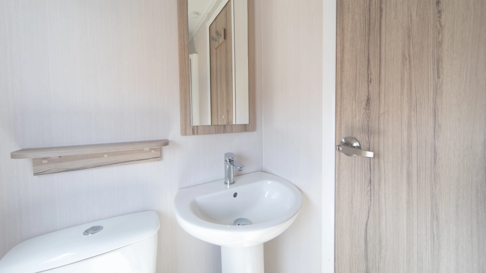 web-accommodation-classic-royan-holiday-home-toilet-sink