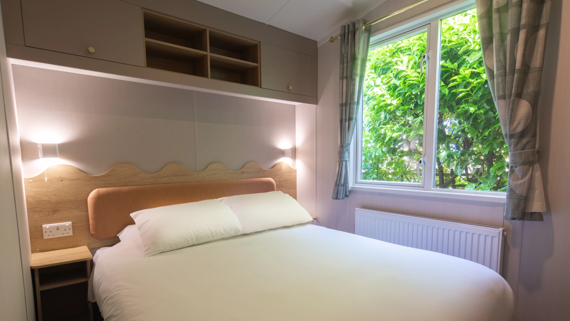 web-accommodation-deluxe-burgundy-double-bedroom