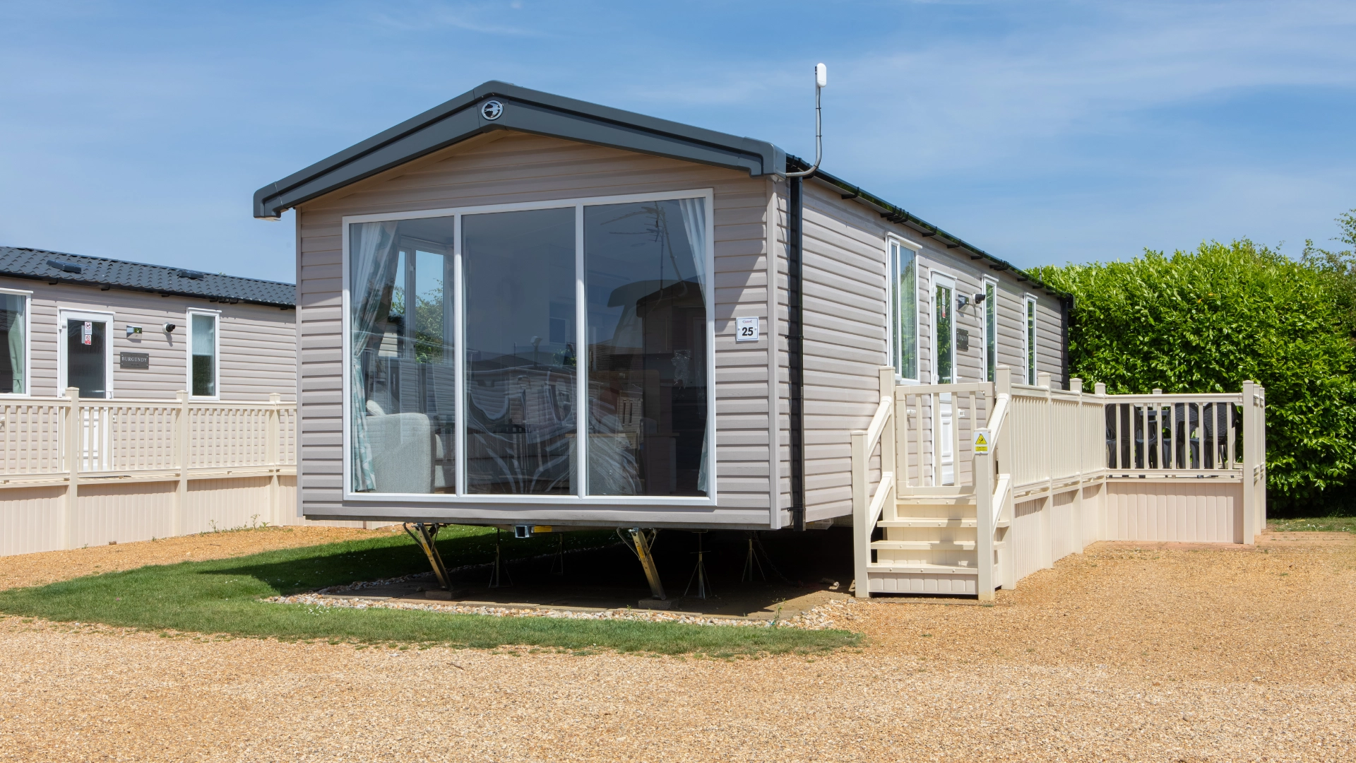 web-accommodation-deluxe-burgundy-exterior