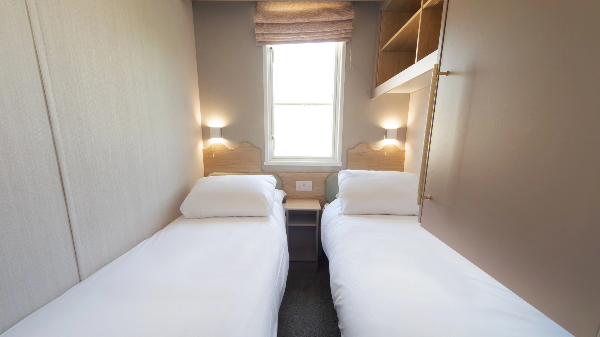 web-accommodation-deluxe-burgundy-second-twin-bedroom