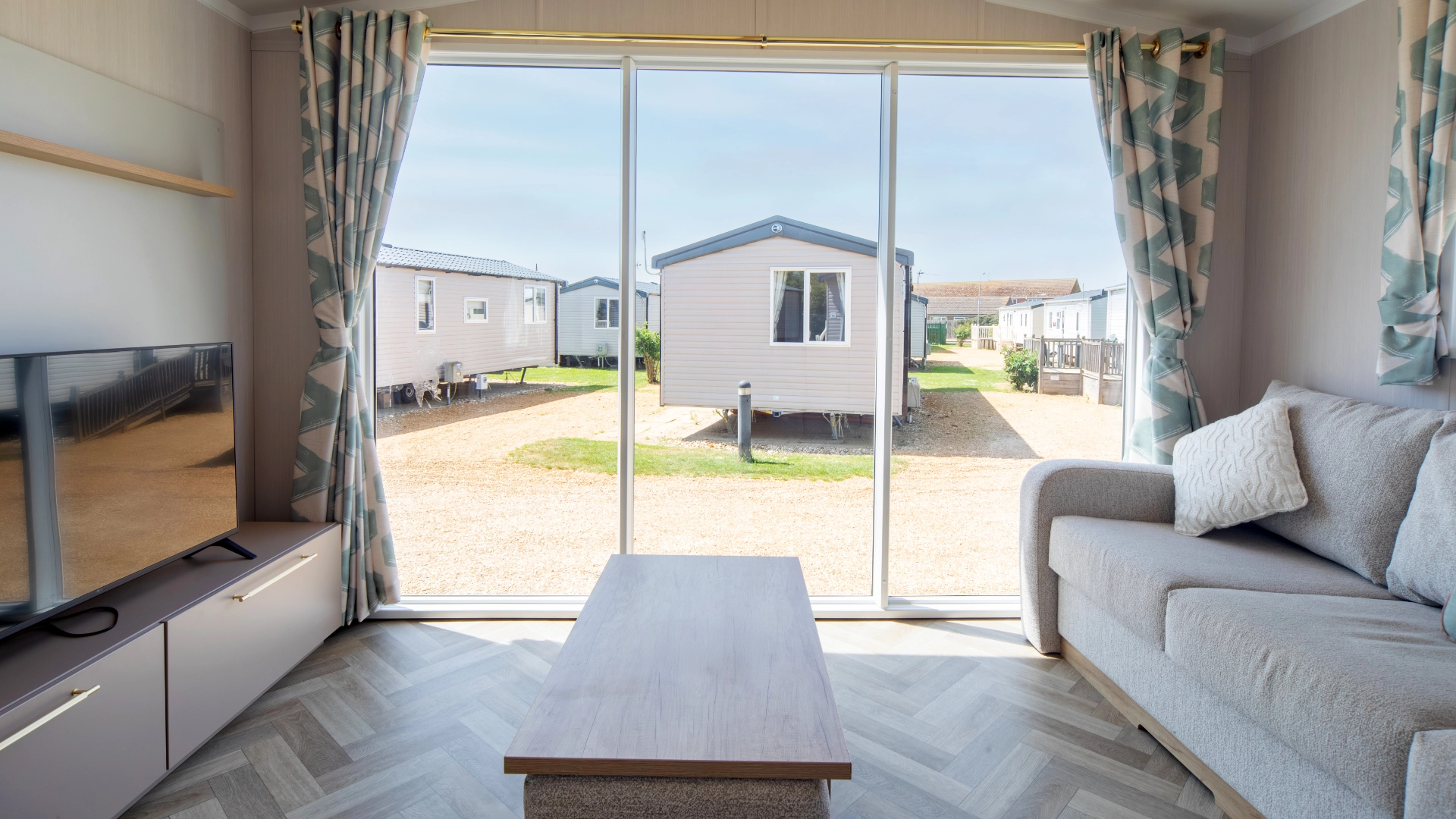 web-accommodation-deluxe-burgundy-tv-lounge