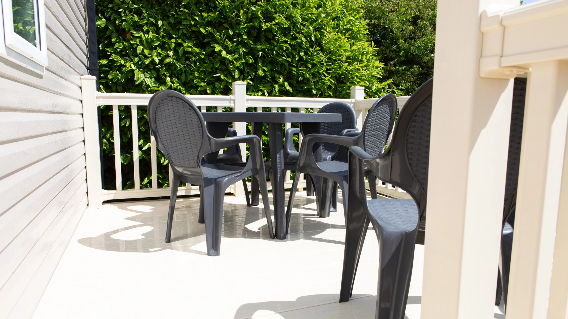 web-accommodation-deluxe-burgundy-verandah-patio