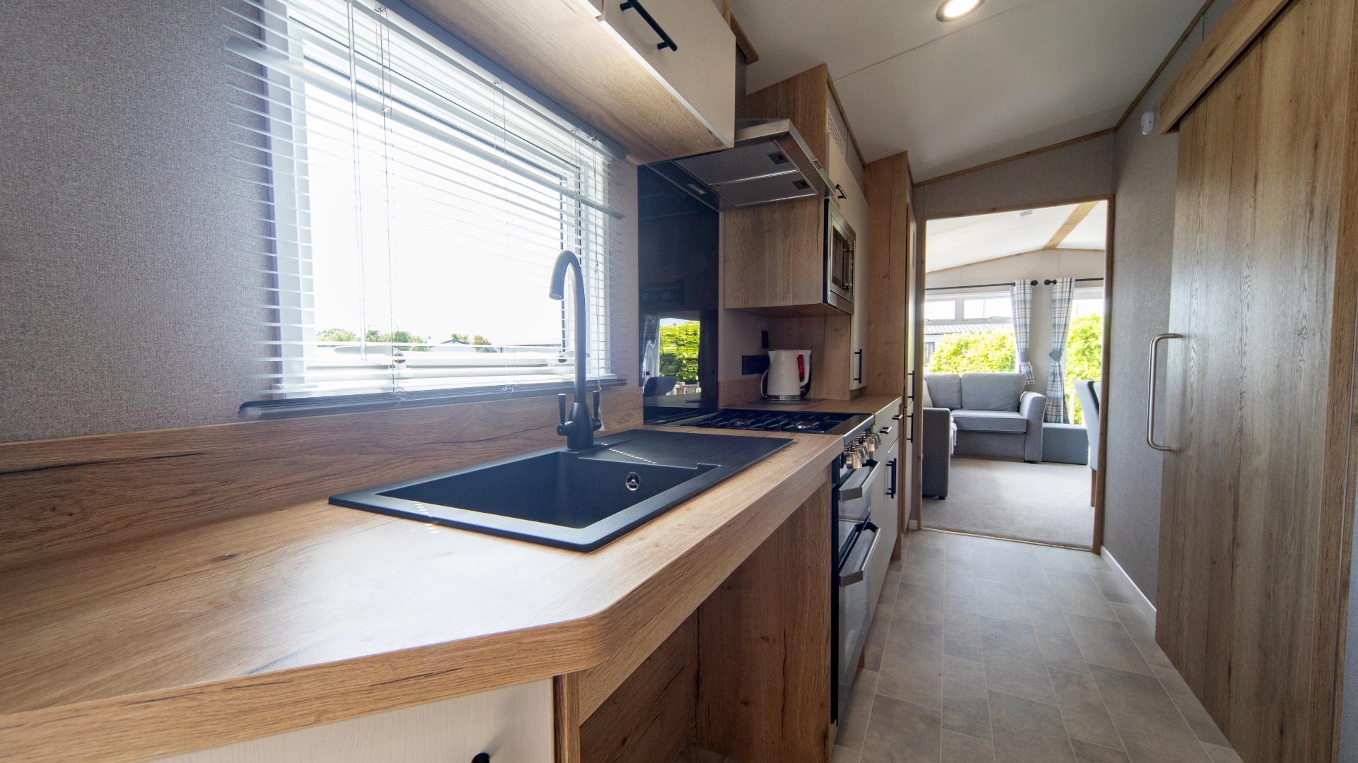 web-accommodation-easy-access-classic-derwent-kitchen