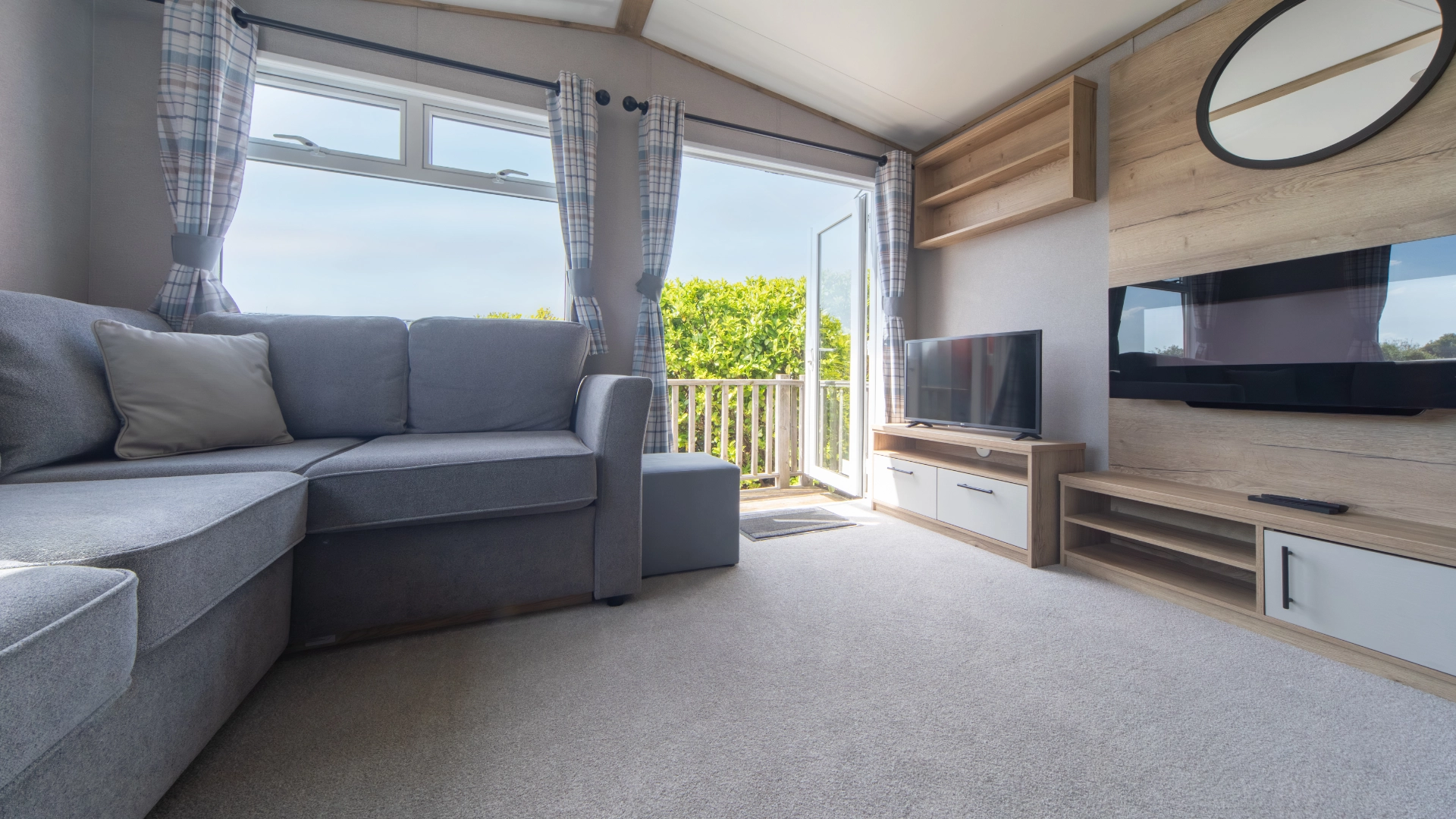 web-accommodation-easy-access-classic-derwent-lounge-tv