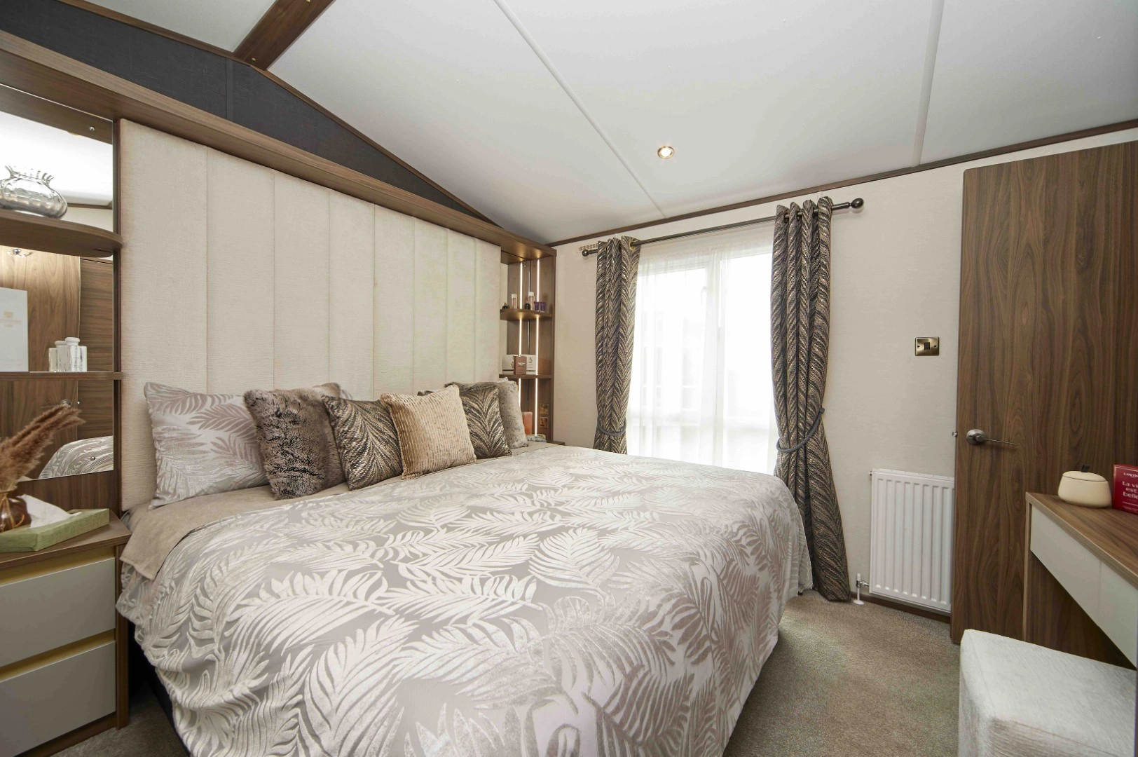CARNABY LANGHAM STOCK MASTER BEDROOM - SEARLES LEISURE RESORT, HUNSTANTON NORFOLK