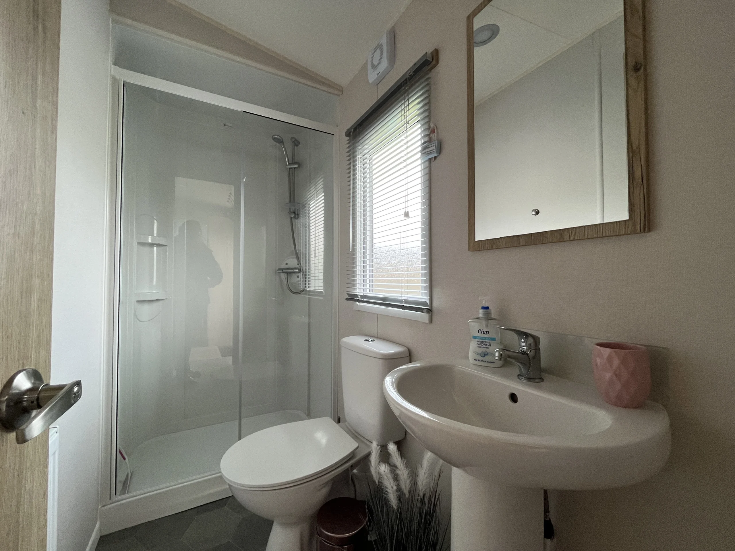 ABI ADELAIDE STATIC CARAVAN BATHROOM, HUNSTANTON NORFOLK