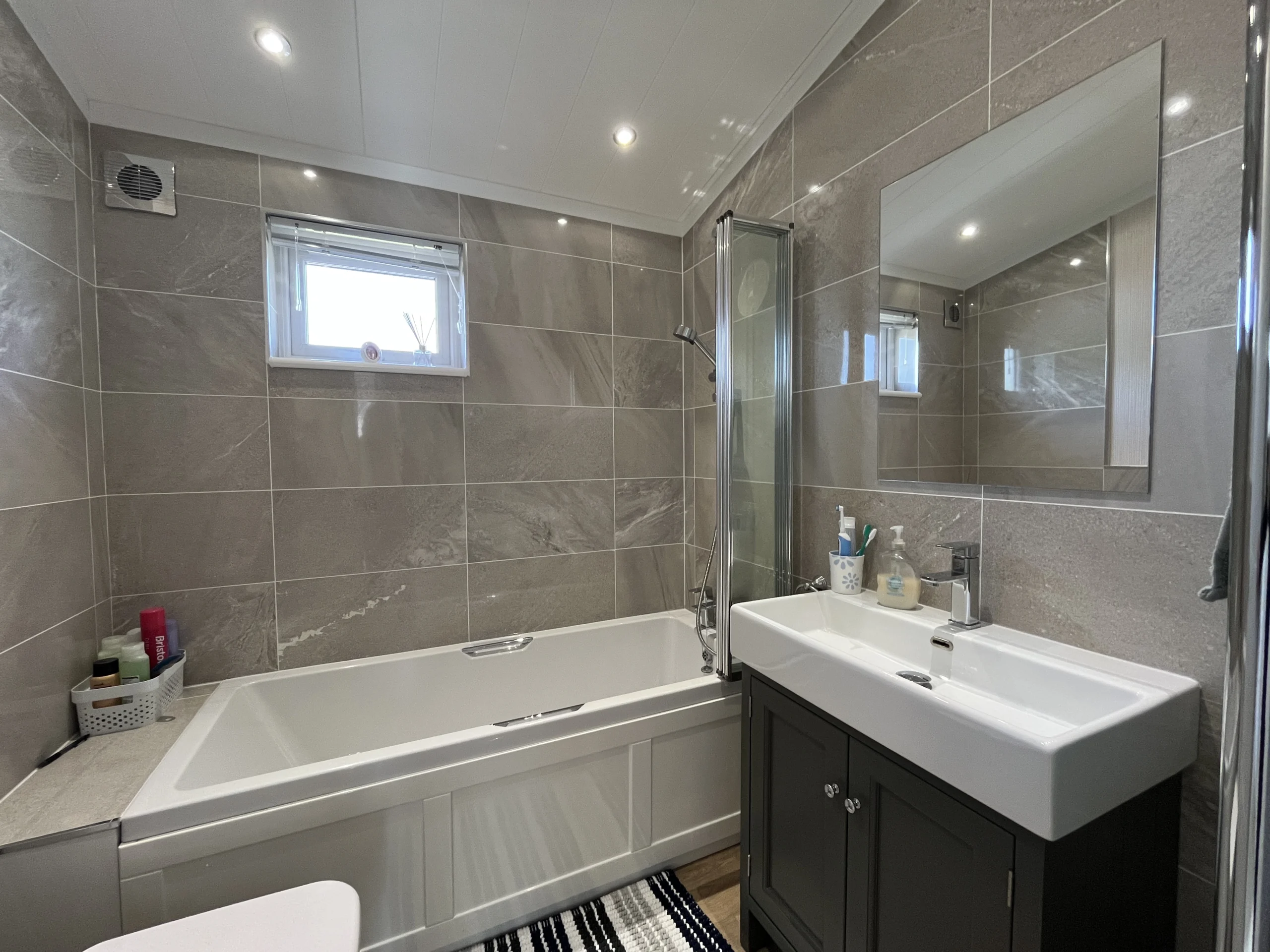 app-caravan-sales-omar-alderney-lodge-private-sale-bathroom