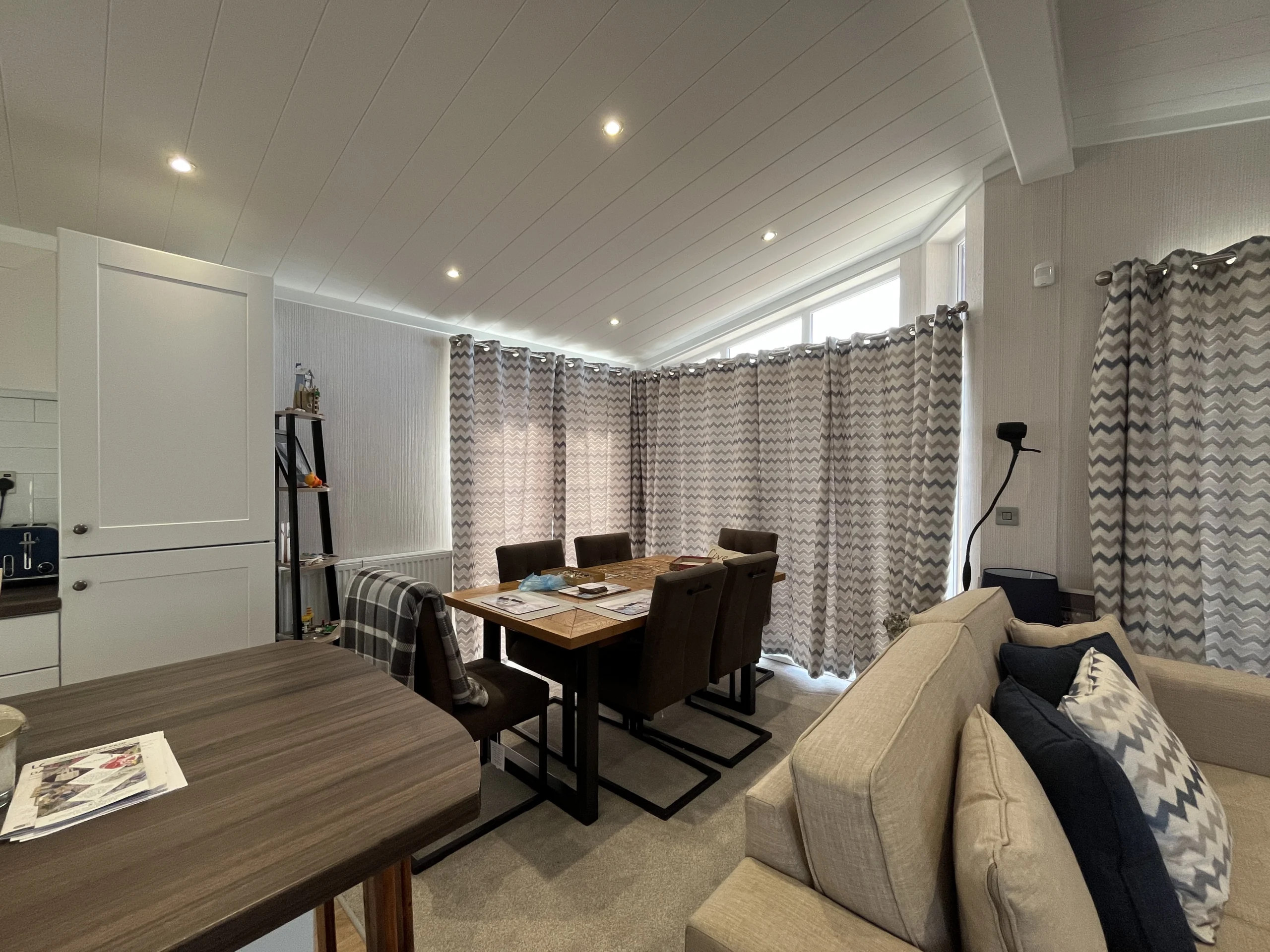 app-caravan-sales-omar-alderney-lodge-private-sale-dining room