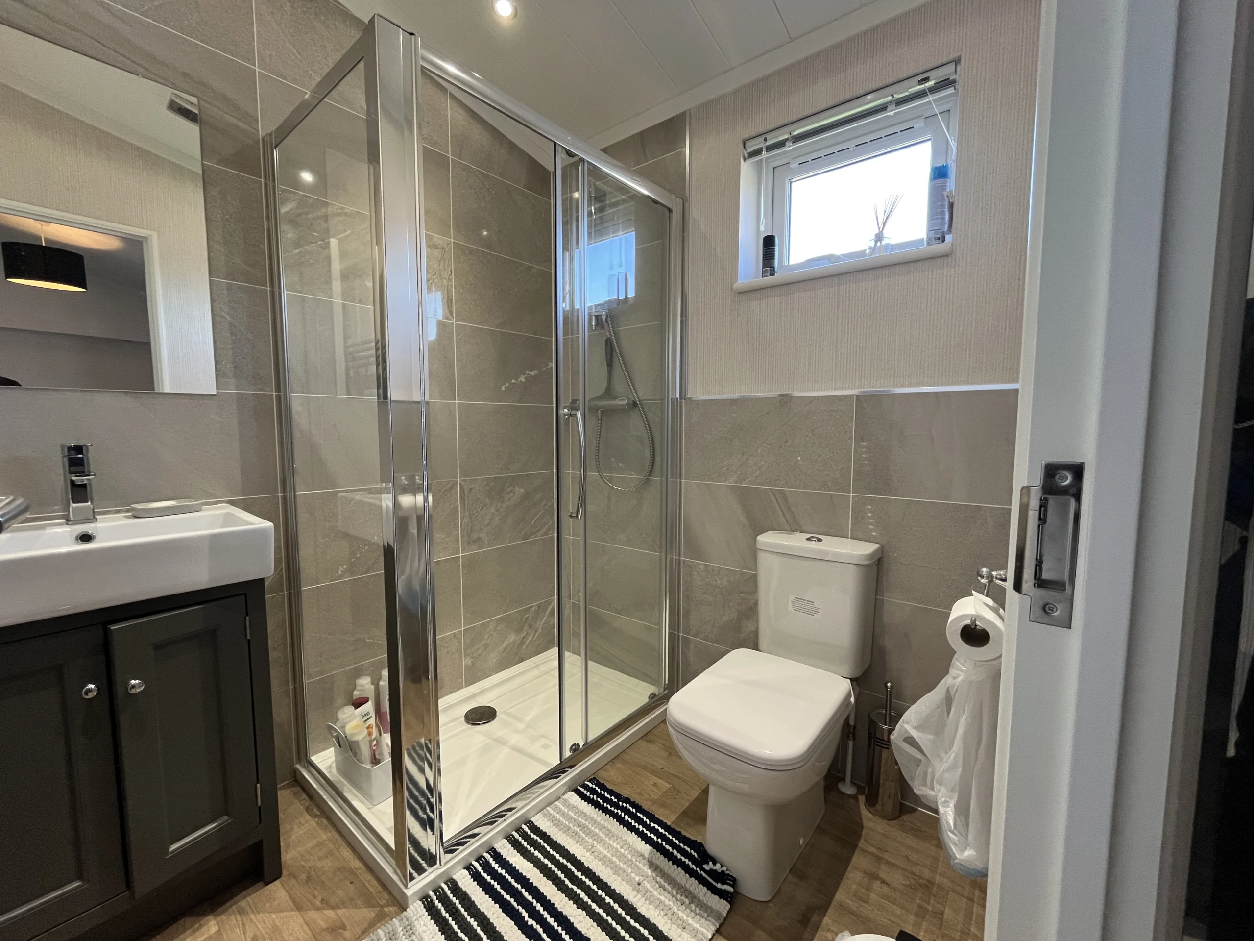 app-caravan-sales-omar-alderney-lodge-private-sale-ensuite-shower-room