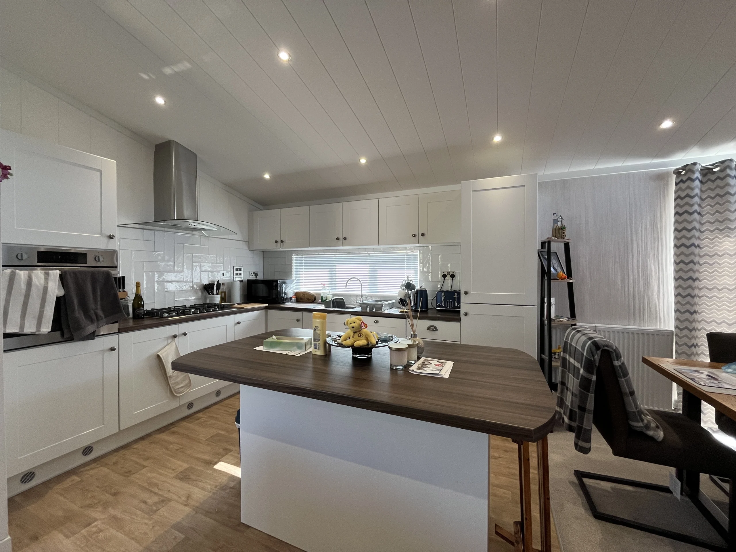 app-caravan-sales-omar-alderney-lodge-private-sale-kitchen