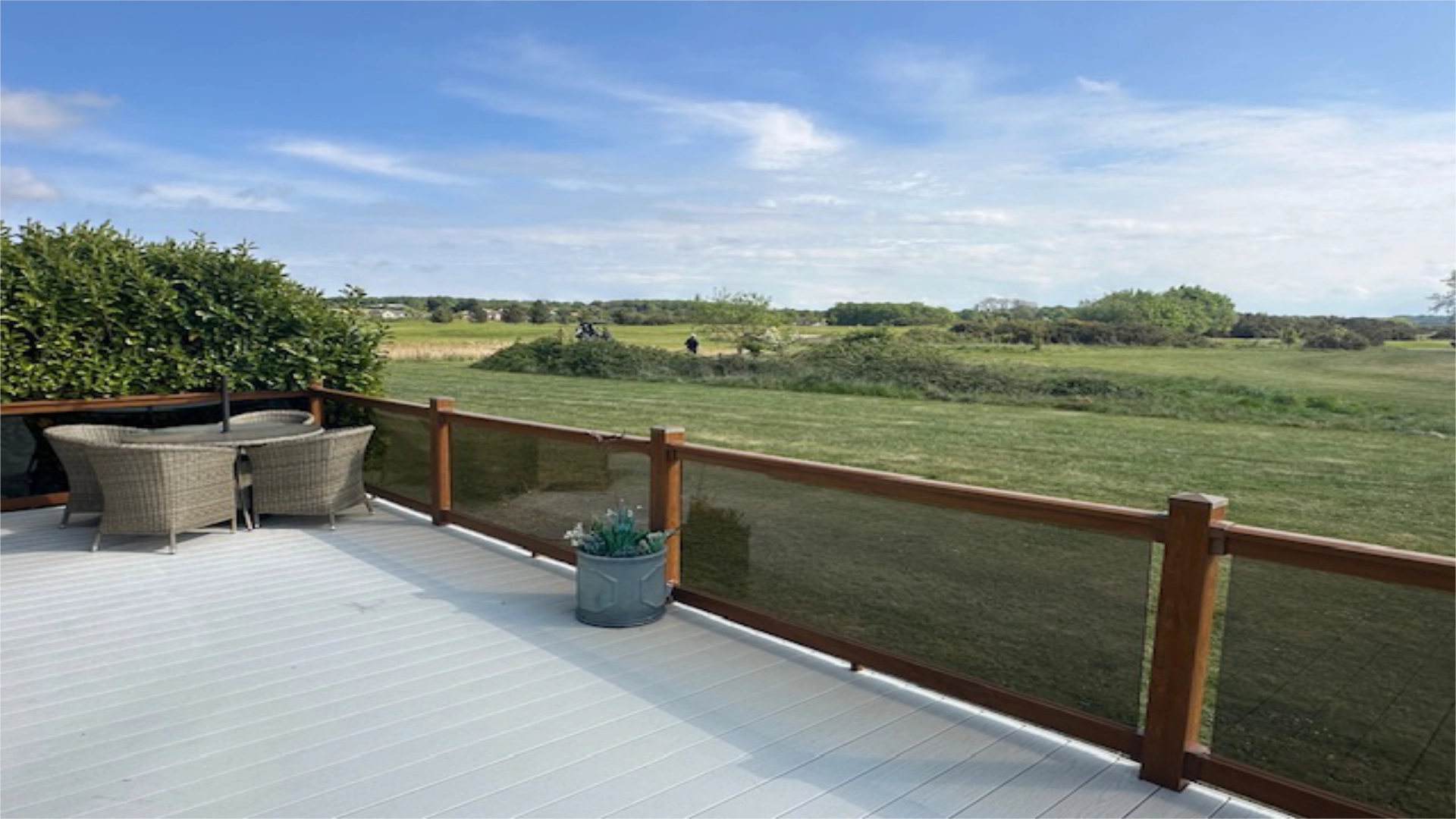 web.searles.carvan.sales.wessex.contemporary.lodge.exterior.golf.course