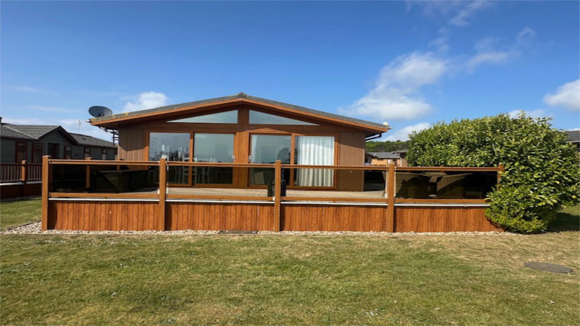 web.searles.carvan.sales.wessex.contemporary.lodge.exterior.lodge