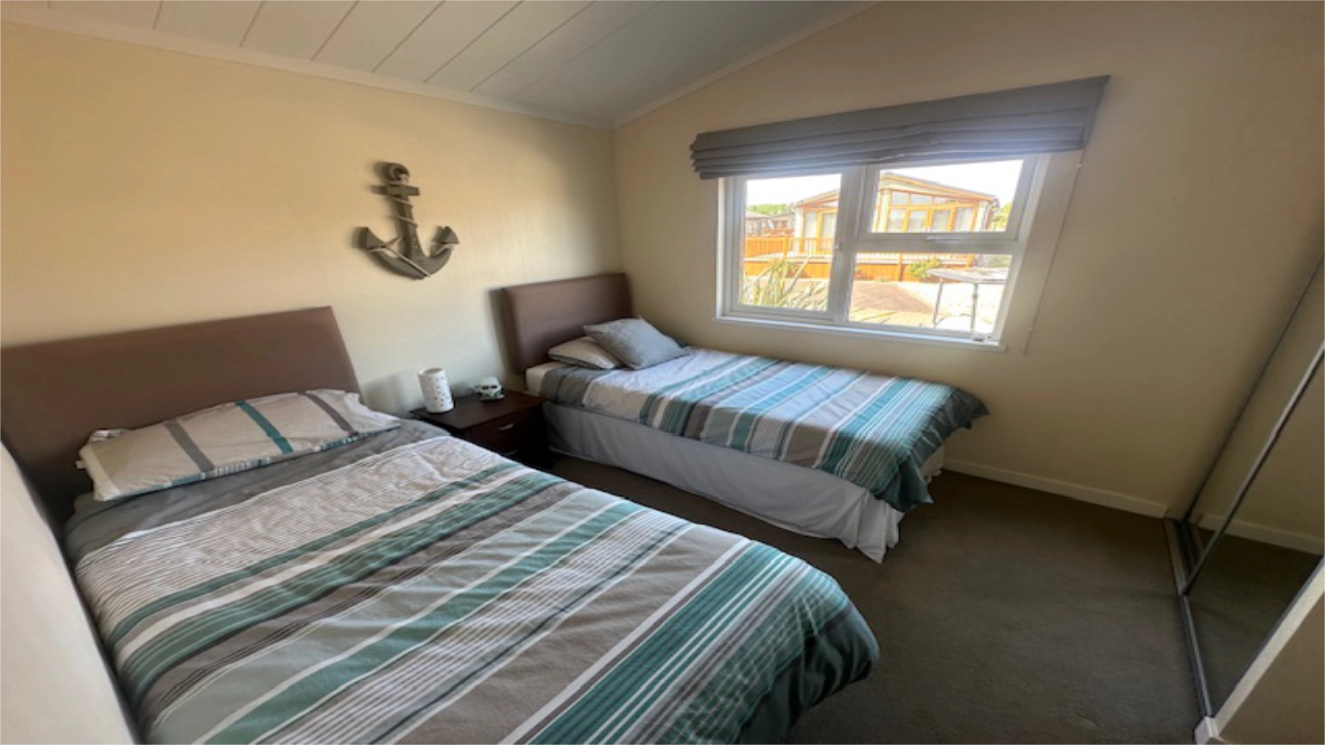 web.searles.carvan.sales.wessex.contemporary.lodge.twin.bedroom