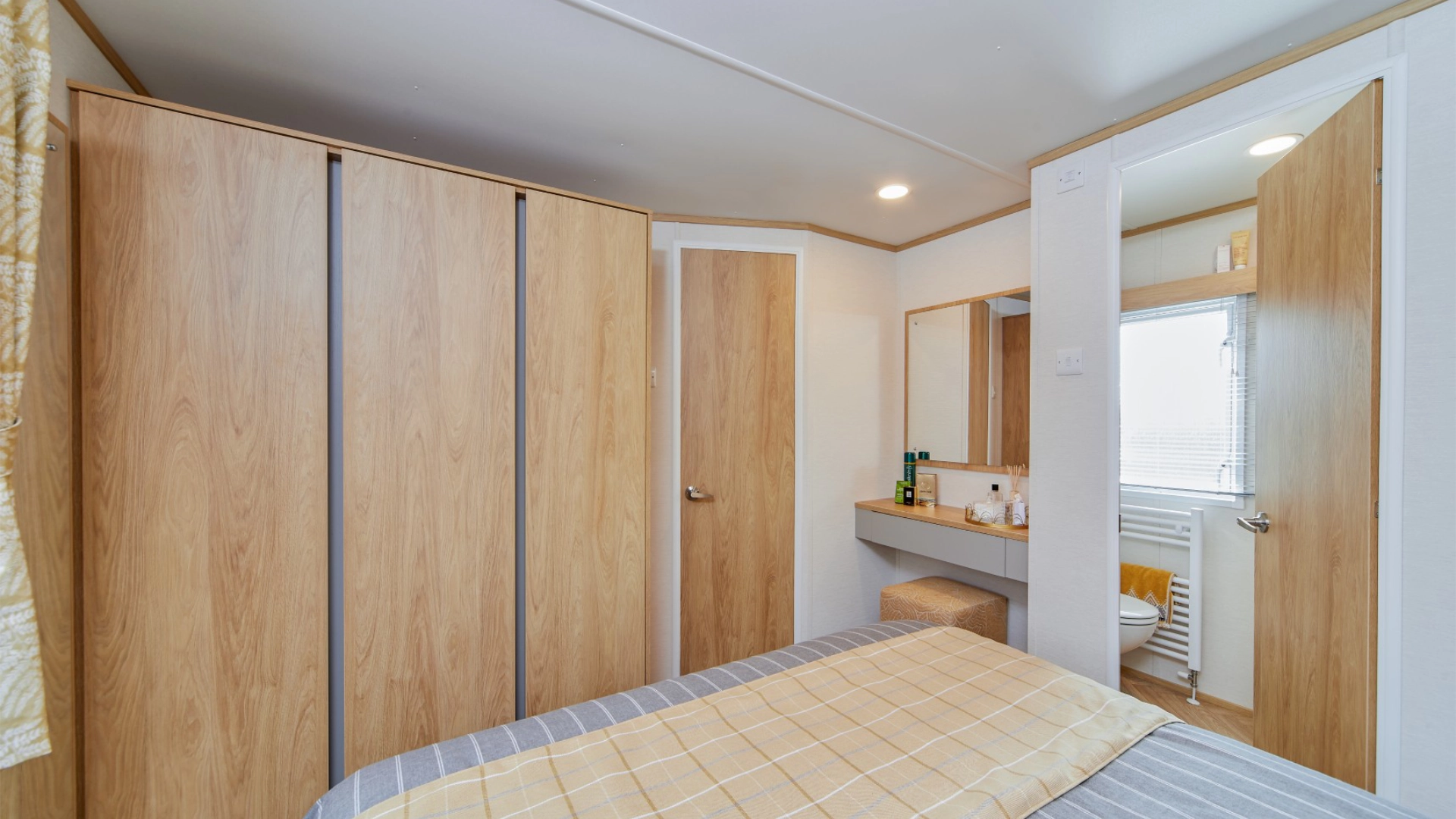 web.searles.carvan.sales.carnaby.melrose.supplier.images.main.bedroom